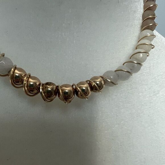 High quality beaded collar necklace with gold tone coil - Picture 4 of 7